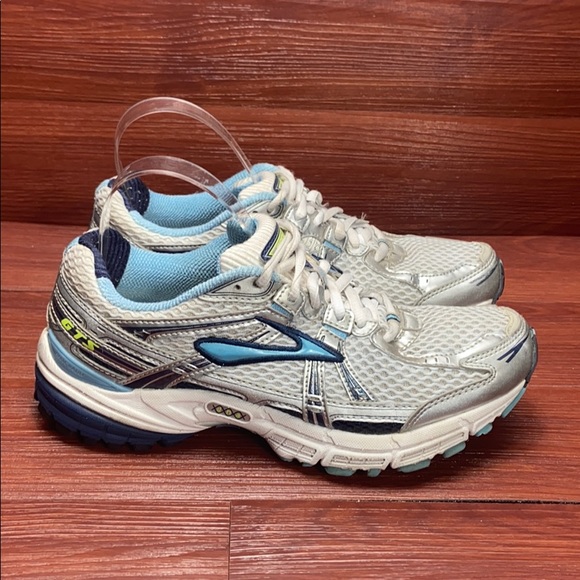 brooks sneakers with arch support